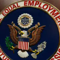 L’emblème de la Commission américaine pour l’égalité des chances en matière d’emploi (EEOC) figure sur un pupitre, à Denver, dans le Colorado, le 16 février 2016. (Crédit : David Zalubowski/AP)