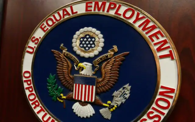 L’emblème de la Commission américaine pour l’égalité des chances en matière d’emploi (EEOC) figure sur un pupitre, à Denver, dans le Colorado, le 16 février 2016. (Crédit : David Zalubowski/AP) L’emblème de la Commission américaine pour l’égalité des chances en matière d’emploi (EEOC) figure sur un pupitre, à Denver, dans le Colorado, le 16 février 2016. (Crédit : David Zalubowski/AP)