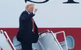 Le président américain Donald Trump salue avant de monter à bord du nouvel Air Force One, un ancien gros porteur qatari réaménagé en avion présidentiel, sur la base aérienne d'Andrews, dans le Maryland, le 1er juillet 2026. (AP/Luis M. Alvarez)