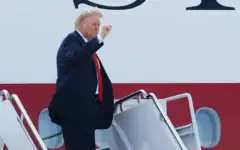 Le président américain Donald Trump salue avant de monter à bord du nouvel Air Force One, un ancien gros porteur qatari réaménagé en avion présidentiel, sur la base aérienne d'Andrews, dans le Maryland, le 1er juillet 2026. (AP/Luis M. Alvarez)
