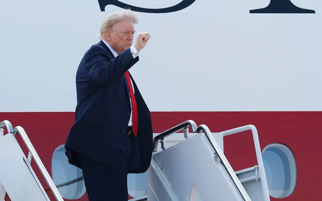 Le président américain Donald Trump salue avant de monter à bord du nouvel Air Force One, un ancien gros porteur qatari réaménagé en avion présidentiel, sur la base aérienne d'Andrews, dans le Maryland, le 1er juillet 2026. (AP/Luis M. Alvarez)