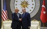 Le président Donald Trump (à gauche) serrant la main de son homologue turc, Recep Tayyip Erdoğan, à son arrivée au sommet de l'OTAN à Ankara, en Turquie, le 7 juillet 2026. (Crédit : Osmancan Gürdoğan, photo de pool via l'AP)