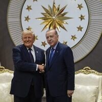 Le président Donald Trump (à gauche) serrant la main de son homologue turc, Recep Tayyip Erdoğan, à son arrivée au sommet de l'OTAN à Ankara, en Turquie, le 7 juillet 2026. (Crédit : Osmancan Gürdoğan, photo de pool via l'AP)