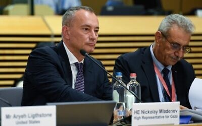 Le coordinateur spécial des Nations unies pour le processus de paix au Moyen-Orient, Nickolay Mladenov (à gauche), participant à une table ronde du Groupe des donateurs palestiniens, au siège de l’UE à Bruxelles, le 13 juillet 2026. (Crédit : John Thys/AP)