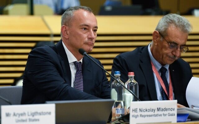 Le coordinateur spécial des Nations unies pour le processus de paix au Moyen-Orient, Nickolay Mladenov (à gauche), participant à une table ronde du Groupe des donateurs palestiniens, au siège de l’UE à Bruxelles, le 13 juillet 2026. (Crédit : John Thys/AP)