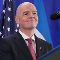 Le président de la FIFA, Gianni Infantino, s’exprimant lors d’une réception à la Trump Tower en compagnie du président américain Donald Trump, à New York, le 17 juillet 2026. (Crédit : Jacquelyn Martin/AP)
