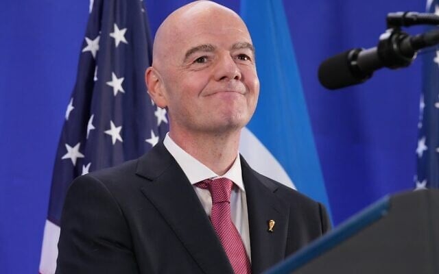 Le président de la FIFA, Gianni Infantino, s’exprimant lors d’une réception à la Trump Tower en compagnie du président américain Donald Trump, à New York, le 17 juillet 2026. (Crédit : Jacquelyn Martin/AP)
