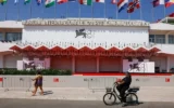 Des festivaliers foulant le tapis rouge du Festival du film de Venise, lors de sa 81ᵉ édition, à Venise, en Italie, le 27 août 2024. (Crédit : Vianney Le Caer/Invision/AP)