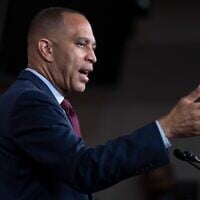 Hakeem Jeffries, chef de file de la minorité à la Chambre des représentants des États-Unis et démocrate de New York, s'adressant aux journalistes après l'adoption à une courte majorité par la Chambre d'une résolution visant à mettre fin à l'intervention militaire américaine en Iran, au Capitole, à Washington, le 23 juillet 2026. (Crédit : J. Scott Applewhite/AP)