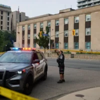 La police travaille sur les lieux de tirs nocturnes devant le consulat américain de Toronto, le 27 juillet 2026. (Sammy Kogan/The Canadian Press via AP)