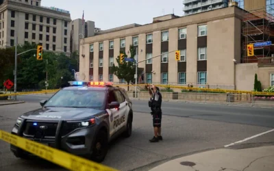 La police travaille sur les lieux de tirs nocturnes devant le consulat américain de Toronto, le 27 juillet 2026. (Sammy Kogan/The Canadian Press via AP)