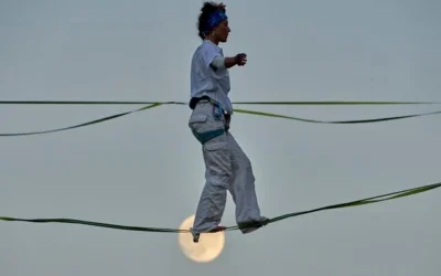 Une acrobate répète sur un fil tendu au-dessus de la vallée de Hinnom, à Jérusalem, avant sa performance aérienne à l'occasion de l'ouverture du Festival d'Israël, rappel de la traversée de cette vallée par Philippe Petit en 1987, le 27 juillet 2026. (AP Photo/Ohad Zwigenberg) Une acrobate répète sur un fil tendu au-dessus de la vallée de Hinnom, à Jérusalem, avant sa performance aérienne à l'occasion de l'ouverture du Festival d'Israël, rappel de la traversée de cette vallée par Philippe Petit en 1987, le 27 juillet 2026. (AP Photo/Ohad Zwigenberg)