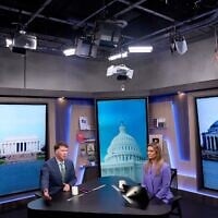 Ryan Grim (à gauche) et Krystal Ball enregistrant une séquence pour l'émission d'actualité quotidienne sur YouTube « Breaking Points », à Washington, le 27 juillet 2026. (Crédit : Jacquelyn Martin/AP)