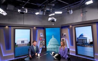 Ryan Grim (à gauche) et Krystal Ball enregistrant une séquence pour l'émission d'actualité quotidienne sur YouTube « Breaking Points », à Washington, le 27 juillet 2026. (Crédit : Jacquelyn Martin/AP)
