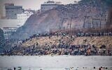Des migrants rentrant au Maroc depuis l'enclave espagnole de Ceuta, le 31 juillet 2026. (Crédit : Antonio Sempere/AP)