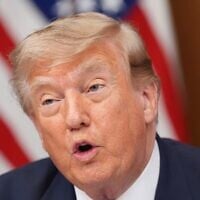 Le président américain Donald Trump s’exprimant lors d’une réunion du Conseil des ministres, à Camp David, la résidence présidentielle située près de Thurmont, dans le Maryland, le 31 juillet 2026. (Crédit : Jacquelyn Martin/AP)