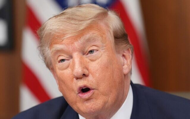 Le président américain Donald Trump s’exprimant lors d’une réunion du Conseil des ministres, à Camp David, la résidence présidentielle située près de Thurmont, dans le Maryland, le 31 juillet 2026. (Crédit : Jacquelyn Martin/AP)