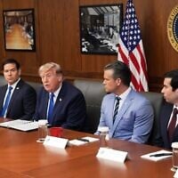 Le président américain Donald Trump (au centre), entouré, de gauche à droite, du ministre de l'Intérieur, Doug Burgum, du ministre des Affaires étrangères, Marco Rubio, du ministre de la Défense, Pete Hegseth, et du ministre du Travail par intérim, Keith Sonderling, lors d'une réunion du Conseil des ministres, à Camp David, la résidence présidentielle située près de Thurmont, dans le Maryland, le 31 juillet 2026. (Crédit : Jacquelyn Martin/AP)