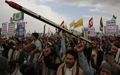 Des partisans des Houthis scandent des slogans lors d'un rassemblement contre la coalition dirigée par l'Arabie saoudite à Sanaa, au Yémen, le 31 juillet 2026. (AP Photo/Osamah Abdulrahman)