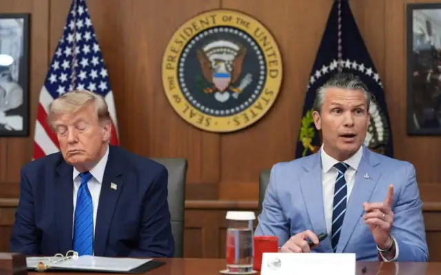 Le secrétaire à la Défense Pete Hegseth s’exprime aux côtés du président Donald Trump lors d’une réunion du Conseil des ministres, à Camp David, la résidence présidentielle située près de Thurmont, dans le Maryland, le 31 juillet 2026. (Crédit : Jacquelyn Martin/AP)