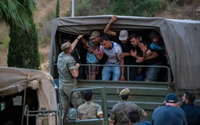 Des migrants arrivés en territoire espagnol sont escortés par des soldats espagnols en direction de la frontière hispano-marocaine en vue de leur retour au Maroc depuis l'enclave espagnole de Ceuta, le 2 août 2026. (Photo AP/Antonio Sempere) Des migrants arrivés en territoire espagnol sont escortés par des soldats espagnols en direction de la frontière hispano-marocaine en vue de leur retour au Maroc depuis l'enclave espagnole de Ceuta, le 2 août 2026. (Photo AP/Antonio Sempere)