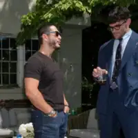 Abdul El-Sayed, candidat progressiste à la primaire démocrate pour le Sénat américain dans le Michigan, s’entretenant au bord d’une piscine avec le streamer Hasan Piker lors d’une soirée organisée pour les créateurs de contenu soutenant sa campagne, à Détroit, le 3 août 2026. (Crédit : Julia Demaree Nikhinson/AP)