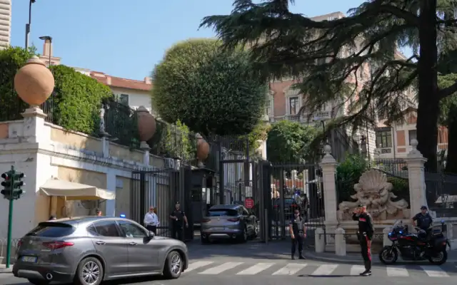 Un cortège arrive à l’ambassade des États-Unis, où doivent se tenir des pourparlers au niveau des ambassadeurs entre Israël et le Liban, à Rome, en Italie, le 4 août 2026. (Crédit : Gregorio Borgia/AP)