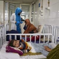 Des Afghanes s'occupent de leurs enfants dans le service dédié à la malnutrition de l'hôpital pédiatrique Indira Gandhi à Kaboul, en Afghanistan, le 15 février 2026. (Crédit : AP Photo/Siddiqullah Alizai, illustration)