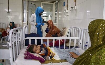 Des Afghanes s'occupent de leurs enfants dans le service dédié à la malnutrition de l'hôpital pédiatrique Indira Gandhi à Kaboul, en Afghanistan, le 15 février 2026. (Crédit : AP Photo/Siddiqullah Alizai, illustration) Des Afghanes s'occupent de leurs enfants dans le service dédié à la malnutrition de l'hôpital pédiatrique Indira Gandhi à Kaboul, en Afghanistan, le 15 février 2026. (Crédit : AP Photo/Siddiqullah Alizai, illustration)