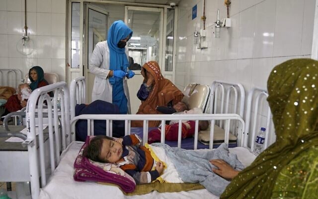 Des Afghanes s'occupent de leurs enfants dans le service dédié à la malnutrition de l'hôpital pédiatrique Indira Gandhi à Kaboul, en Afghanistan, le 15 février 2026. (Crédit : AP Photo/Siddiqullah Alizai, illustration)