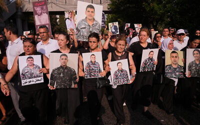 Les proches des pompiers tués lors de l'explosion du port de Beyrouth en 2020 brandissent leurs portraits, alors qu'ils défilent lors d'une cérémonie commémorative marquant le sixième anniversaire de cette gigantesque explosion à Beyrouth, au Liban, le mardi 4 août 2026. (Crédit : AP Photo/Hussein Malla) Les proches des pompiers tués lors de l'explosion du port de Beyrouth en 2020 brandissent leurs portraits, alors qu'ils défilent lors d'une cérémonie commémorative marquant le sixième anniversaire de cette gigantesque explosion à Beyrouth, au Liban, le mardi 4 août 2026. (Crédit : AP Photo/Hussein Malla)