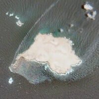 Cette image satellite diffusée par l'Agence spatiale européenne montre une fuite de pétrole provenant d'un pétrolier sanctionné par le Royaume-Uni qui s'est échoué près de l'île de Qibliyah, au large des côtes d'Oman, mardi 28 juillet 2026. (Crédit : Agence spatiale européenne via AP)