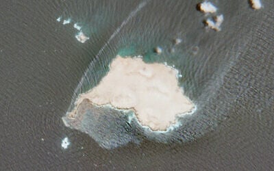 Cette image satellite diffusée par l'Agence spatiale européenne montre une fuite de pétrole provenant d'un pétrolier sanctionné par le Royaume-Uni qui s'est échoué près de l'île de Qibliyah, au large des côtes d'Oman, mardi 28 juillet 2026. (Crédit : Agence spatiale européenne via AP)