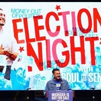 Art Reyes III, directeur politique de l'United Auto Workers (U.A.W.) pour le Michigan, prenant la parole lors d'un meeting organisé le soir des primaires en faveur d'Abdul El-Sayed, candidat progressiste et anti-Israël aux primaires démocrates pour le Sénat américain dans le Michigan, au Majestic Theatre de Détroit, le 4 août 2026. (Crédit : Julia Demaree Nikhinson/AP)