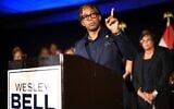 Le député américain Wesley Bell, démocrate du Missouri, s'exprime lors d'une soirée électorale organisée à l'occasion des primaires, après avoir remporté l'investiture démocrate le 4 août 2026, à Saint-Louis. (AP Photo/Michael Thomas)