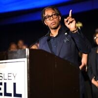 Le député américain Wesley Bell, démocrate du Missouri, s'exprime lors d'une soirée électorale organisée à l'occasion des primaires, après avoir remporté l'investiture démocrate le 4 août 2026, à Saint-Louis. (AP Photo/Michael Thomas)