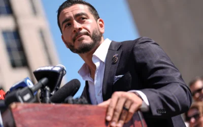 Abdul El-Sayed s’exprime lors d’une conférence de presse au Spirit of Detroit peu après avoir remporté l’investiture démocrate pour le Sénat américain dans le Michigan, le 5 août 2026. (Crédit : Julia Demaree Nikhinson/AP)