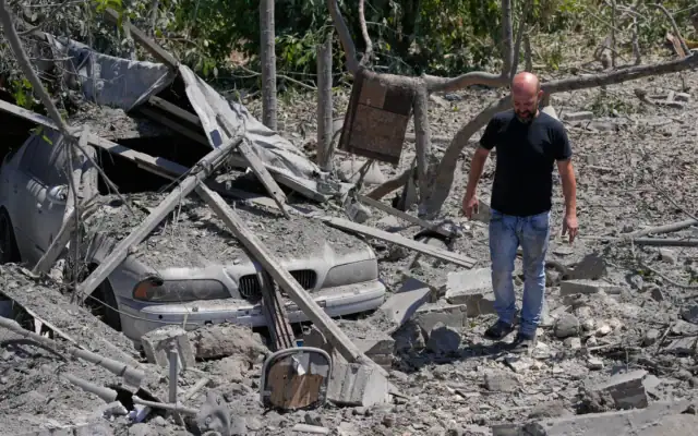 Un homme inspecte les décombres d’une maison touchée par une frappe aérienne israélienne dans le village de Burj al-Shamali, dans le sud du Liban, le 6 août 2026. (Crédit : Mohammed Zaatari/AP)