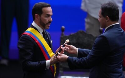 Le président colombien Abelardo de la Espriella recevant le bâton cérémoniel des mains du président du Sénat, Honorio Henriquez, lors de son investiture, à Cali, en Colombie, le 7 août 2026. (Crédit : Matias Delacroix/AP) Le président colombien Abelardo de la Espriella recevant le bâton cérémoniel des mains du président du Sénat, Honorio Henriquez, lors de son investiture, à Cali, en Colombie, le 7 août 2026. (Crédit : Matias Delacroix/AP)