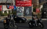 Des véhicules passant devant une banderole sur laquelle on peut lire, en anglais et en farsi, « Nous tuerons Trump », ainsi que devant d'autres banderoles représentant les portraits du défunt guide suprême iranien, l'ayatollah Ali Khamenei (à droite), et de son fils, l'ayatollah Mojtaba Khamenei, à Téhéran, en Iran, le 10 août 2026. (Crédit : Vahid Salemi/AP)
