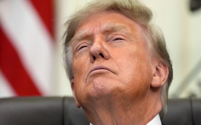 Le président américain Donald Trump assistant à une réunion pour signer un décret sur les vaccins, dans le Bureau ovale de la Maison Blanche, à Washington, le 10 août 2026. (Crédit : Jacquelyn Martin/AP)