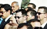 Bachar al-Assad, à droite, et son frère Maher al-Assad, au centre, debout lors des funérailles de leur père, l'ancien président Hafez al-Assad, à Damas, en Syrie, le 13 juin 2000. (AP Photo, archives)