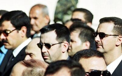 Bachar al-Assad, à droite, et son frère Maher al-Assad, au centre, debout lors des funérailles de leur père, l'ancien président Hafez al-Assad, à Damas, en Syrie, le 13 juin 2000. (AP Photo, archives) Bachar al-Assad, à droite, et son frère Maher al-Assad, au centre, debout lors des funérailles de leur père, l'ancien président Hafez al-Assad, à Damas, en Syrie, le 13 juin 2000. (AP Photo, archives)