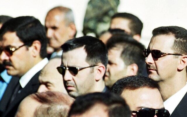 Bachar al-Assad, à droite, et son frère Maher al-Assad, au centre, debout lors des funérailles de leur père, l'ancien président Hafez al-Assad, à Damas, en Syrie, le 13 juin 2000. (AP Photo, archives)