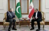 Sur cette photo publiée par le ministre iranien des Affaires étrangères, Abbas Araghchi, sur son canal Telegram privé, on voit le ministre des Affaires étrangères Abbas Araghchi, à droite, avec le ministre pakistanais de l'Intérieur, Mohsin Naqvi, à Téhéran, en Iran, le 11 août 2026. (Ministère iranien des Affaires étrangères via AP)