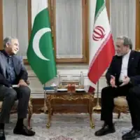 Sur cette photo publiée par le ministre iranien des Affaires étrangères, Abbas Araghchi, sur son canal Telegram privé, on voit le ministre des Affaires étrangères Abbas Araghchi, à droite, avec le ministre pakistanais de l'Intérieur, Mohsin Naqvi, à Téhéran, en Iran, le 11 août 2026. (Ministère iranien des Affaires étrangères via AP)