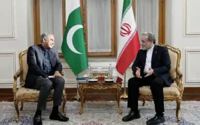 Sur cette photo publiée par le ministre iranien des Affaires étrangères, Abbas Araghchi, sur son canal Telegram privé, on voit le ministre des Affaires étrangères Abbas Araghchi, à droite, avec le ministre pakistanais de l'Intérieur, Mohsin Naqvi, à Téhéran, en Iran, le 11 août 2026. (Ministère iranien des Affaires étrangères via AP)