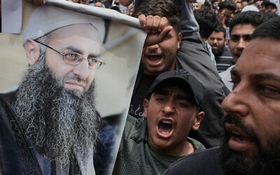 Des musulmans sunnites brandissent un portrait du religieux sunnite emprisonné Ahmad al-Assir lors d'une manifestation contre une disposition d'un projet de loi d'amnistie qui exclurait certains prisonniers, dont ce religieux, du bénéfice de celle-ci, après la prière du vendredi à Beyrouth, au Liban, le vendredi 22 mai 2026. (Crédit : AP Photo/Bilal Hussein, archive)