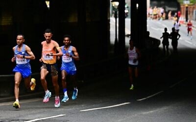 De gauche à droite : L'Israélien Maru Teferi, l'Espagnol Ilias Fifa et l'Israélien Gashau Ayale participent au marathon masculin lors des Championnats d'Europe d'athlétisme, à Birmingham, en Angleterre, le 16 août 2026. (Crédit : Ben Stansall/Pool via AP)