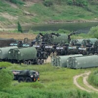 Des véhicules blindés de l'armée américaine se rassemblent pour traverser une rivière sur un terrain d'entraînement à Yeoncheon, en Corée du Sud, près de la frontière avec la Corée du Nord, le lundi 17 août 2026. (Crédit : AP/Ahn Young-joon)